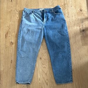 Abercrombie & Fitch two toned curve love high rise mom jeans. Size: 33 or 16R